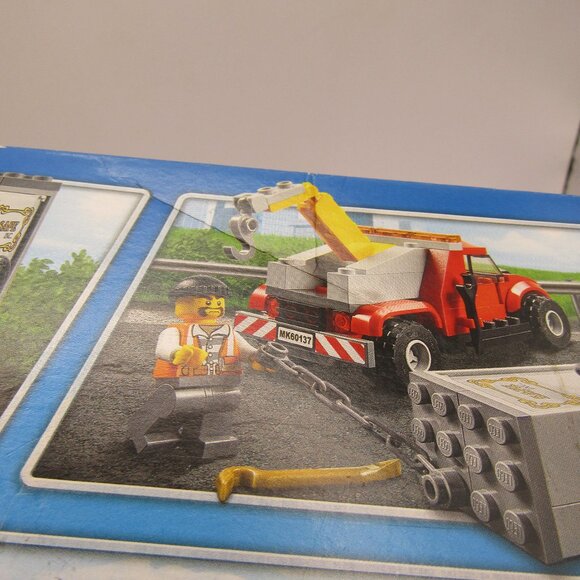 Lego City Tow Truck Trouble - Picture 5 of 6